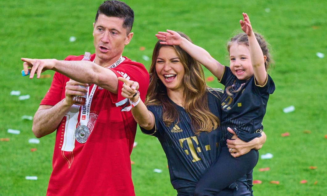 Munich, Germany. 08/05/2022, Winners ceremony with Robert LEWANDOWSKI, FCB 9 with Anna, wife of Robert LEWANDOWSKI, FCB 9 with daughter in the matchFC BAYERN MNCHEN - VFB STUTTGART 2-21.German Football League on Mai 08, 2022 in Munich, Germany. Season