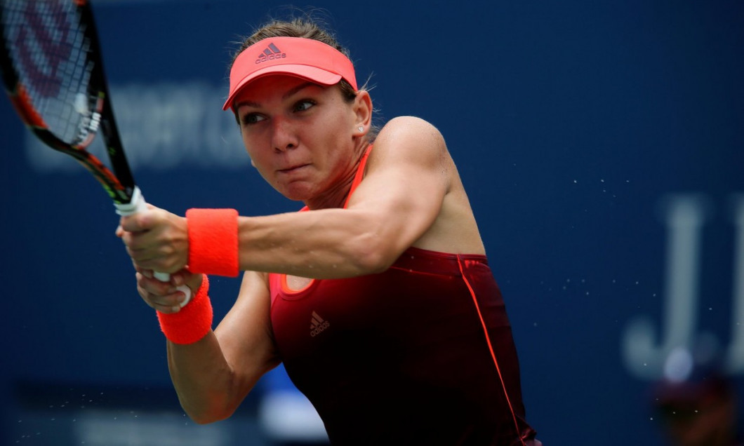 New York, USA. 9th September, 2015. Romania's Simona Halep in action against Victoria Azaraenka of Belarus during their quarterfinal match at the U.S. Open in Flushing Meadows, New York on the afternoon of September 9th, 2015. Halep won the match in thr