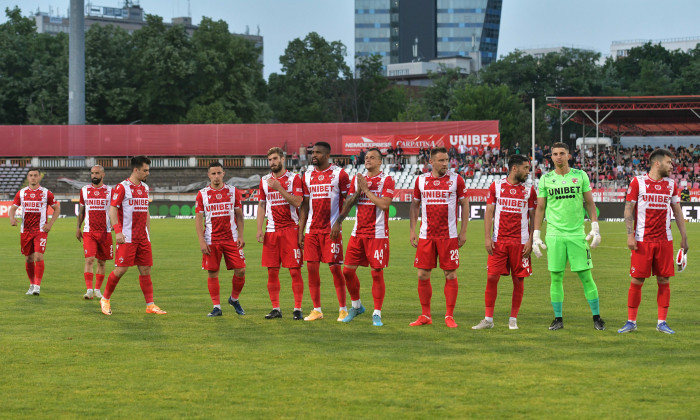 Fotbaliștii lui Dinamo, înaintea unui meci cu UTA Arad / Foto: Sport Pictures