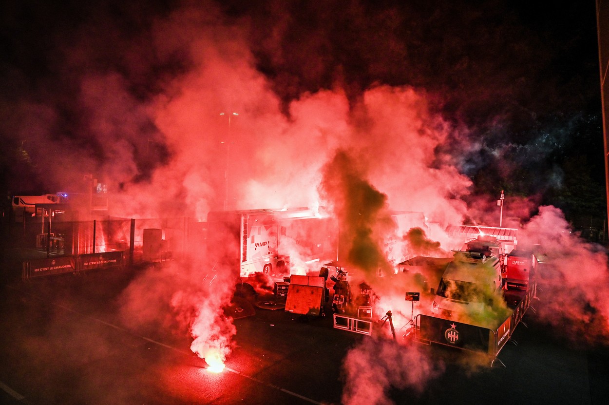 Saint-Etienne, la un pas de retrogradare. Fanii au provocat un incendiu la stadion