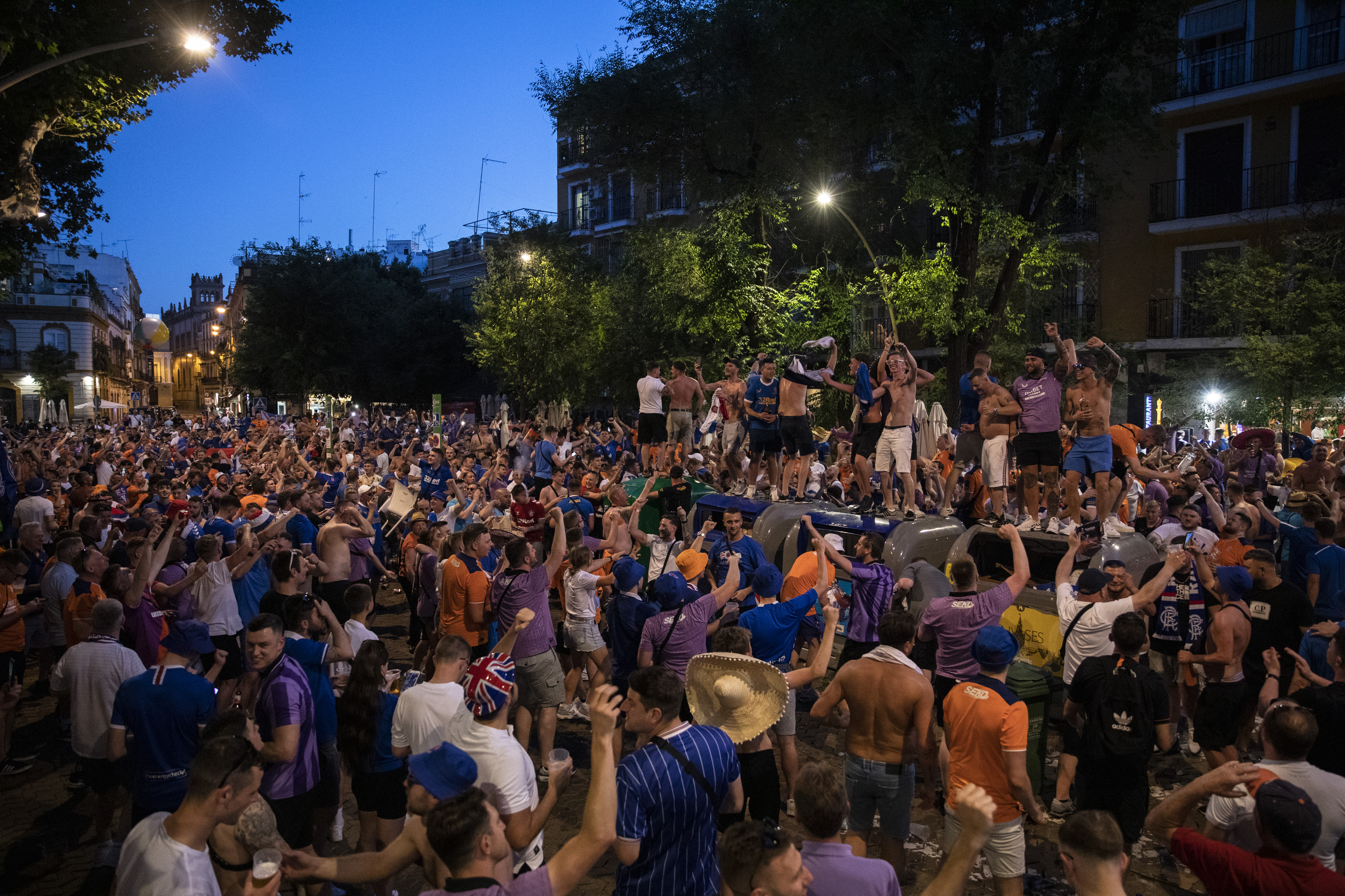 Atmosferă încinsă la Sevilla, înaintea finalei Europa League. Mai mulți fani au fost reținuți