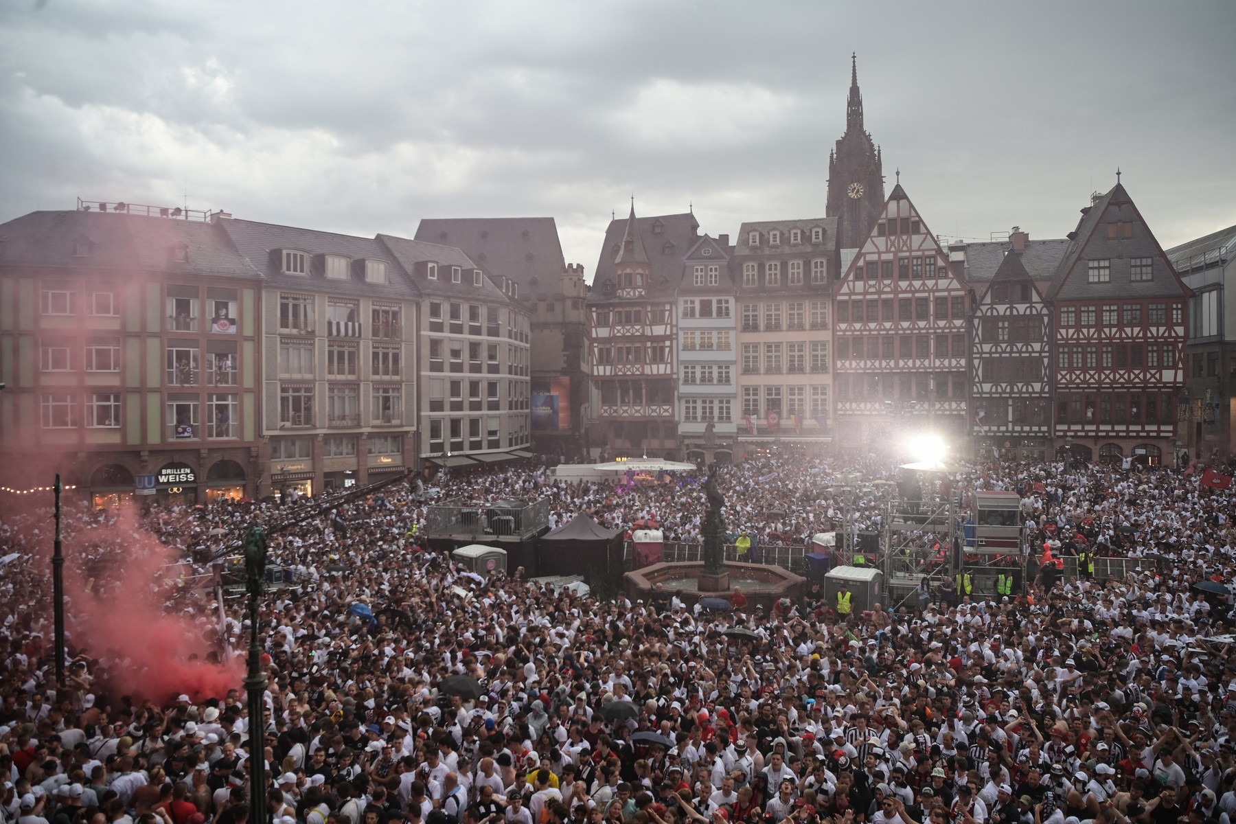 Fiesta la Frankfurt! Cum au sărbătorit jucătorii lui Eintracht câștigarea trofeului Europa League