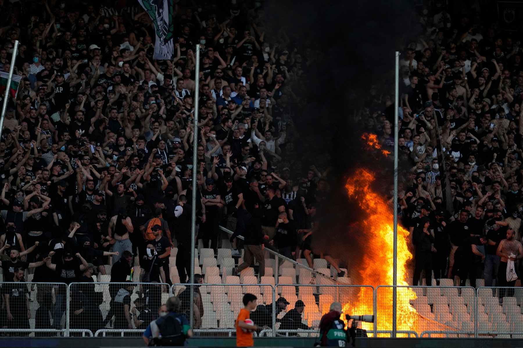 Incidente violente la finala Cupei Greciei. Fanii lui PAOK au incendiat scaune! Mai multe persoane arestate