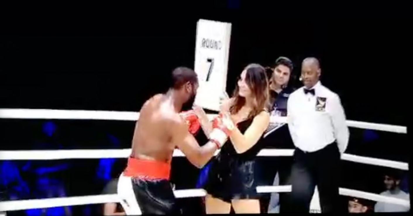 La 45 de ani, Floyd Mayweather și-a umilit adversarul într-un meci demonstrativ. Ce i-a făcut unei fete din ring