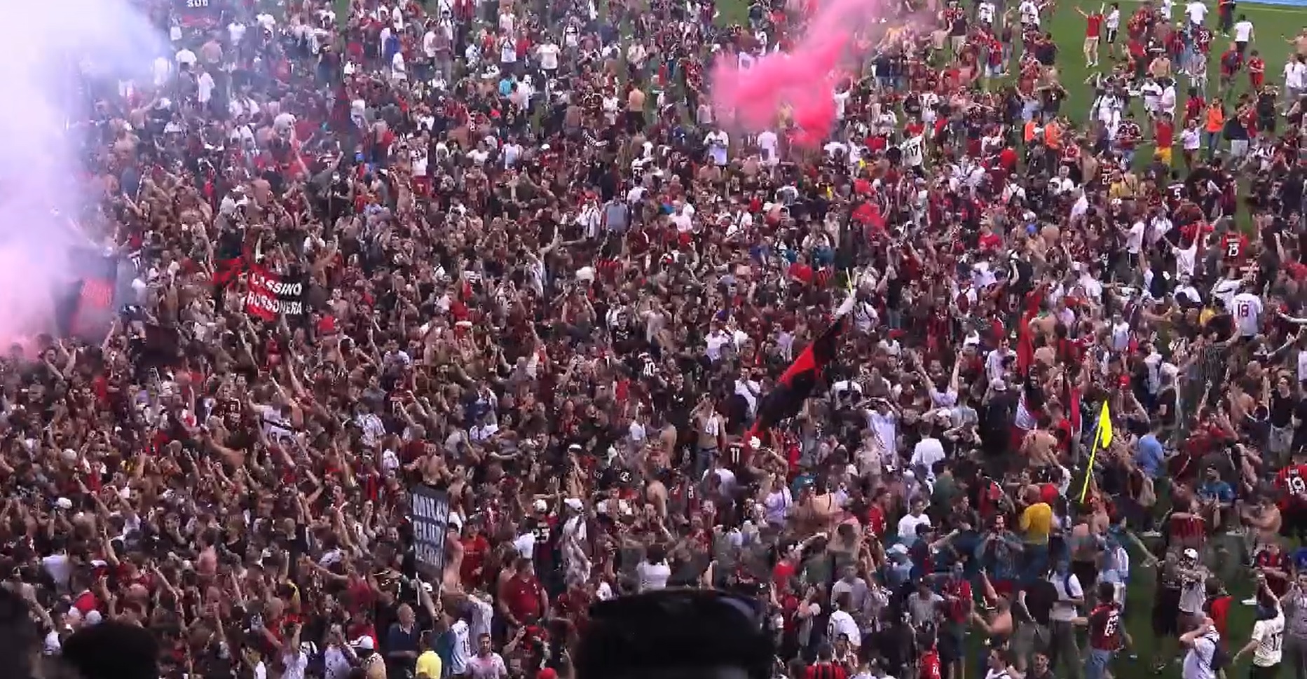 Bucurie fără margini! Fanii celor de AC Milan au invadat terenul pentru a se bucura de titlul cu numărul 19