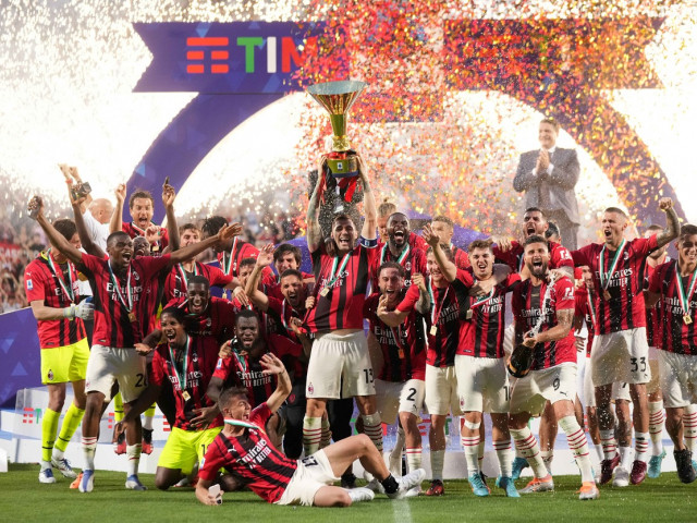 Il Milan ha vinto il titolo in Italia, dopo una pausa di 11 anni!  Ha eguagliato l’Inter per numero di scudetti vinti