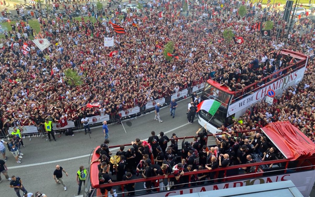 Parada campionilor din Serie A | AC Milan a prezentat trofeul fanilor. Mesaj insultător pentru rivala Inter