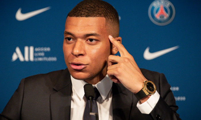 Kylian Mbappé lors d'une conférence de presse suite au renouvellement de son contrat au Paris Saint-Germain jusqu'en 2025 au Parc des Princes ŕ Paris