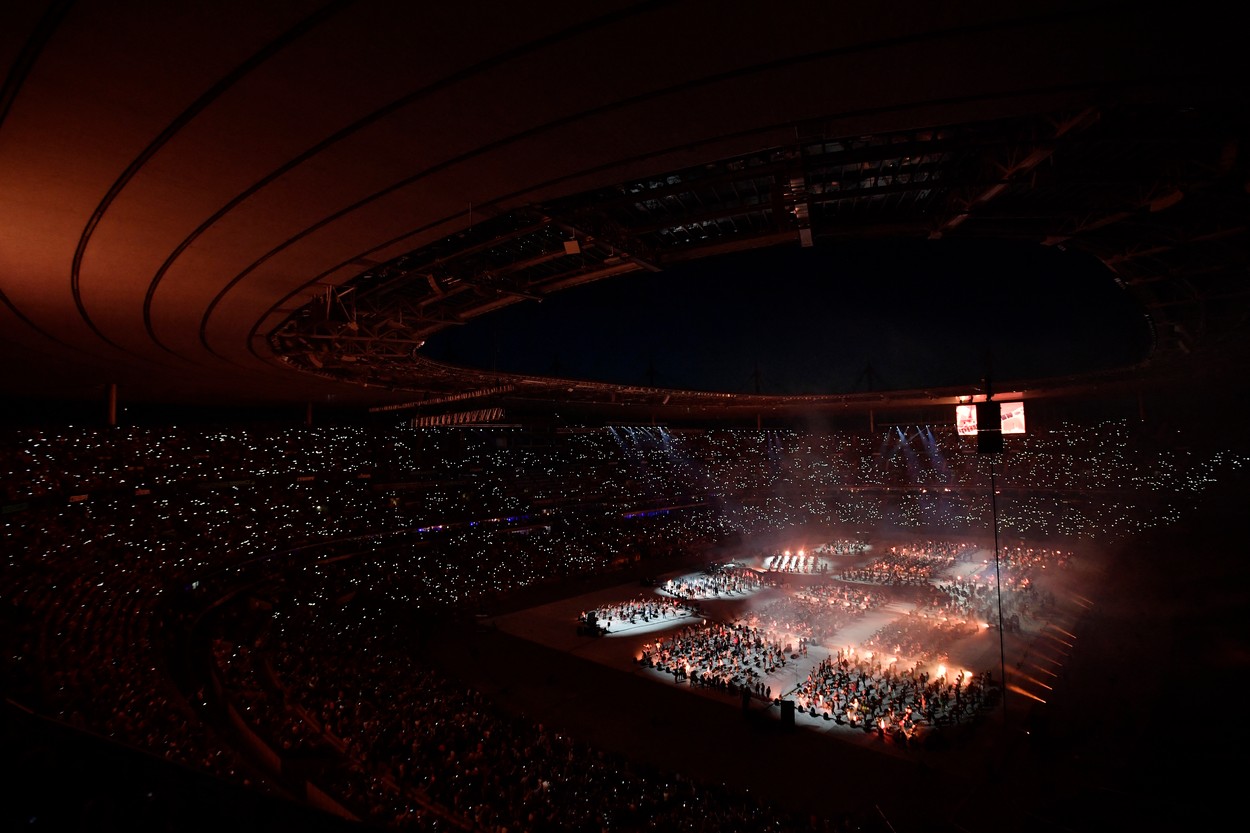 Nu mai suport, am încetat să mă mai uit! Ce apare pe ecranul de pe Stade de France în timp ce se montează gazonul