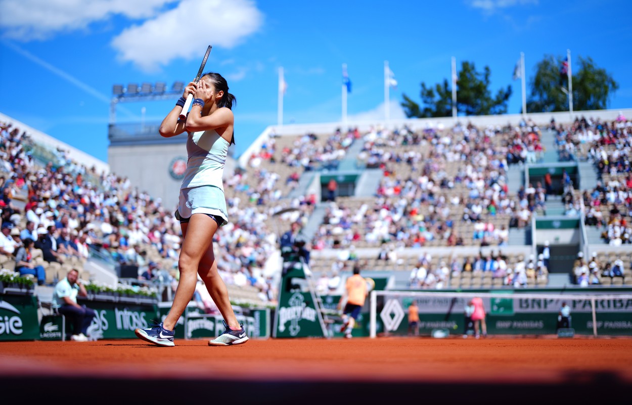 Emma Răducanu, eliminată de la Roland Garros! Campioana de la US Open, ”demolată” după ce a câștigat primul set