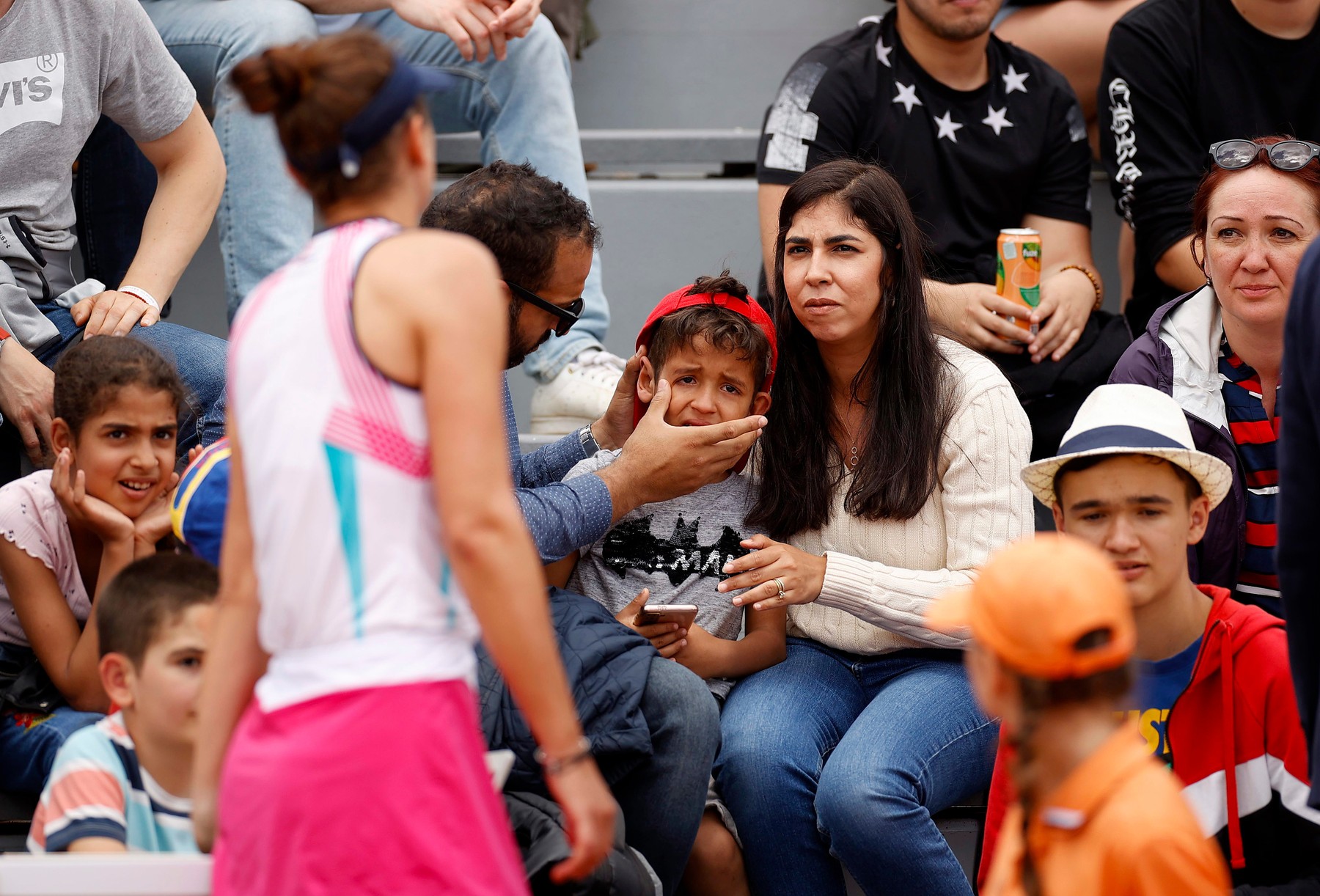 A venit ”nota de plată”. Cu cât a fost amendată Irina Begu după ce a lovit un copil cu racheta la Roland Garros