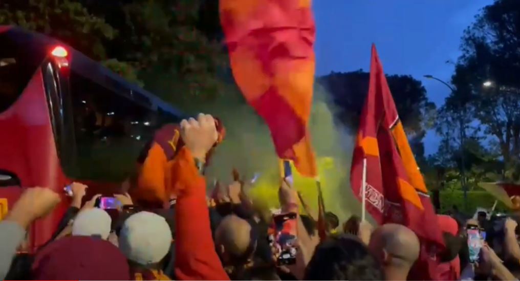 “Gladiatorii” Romei au revenit acasă, cu trofeul Conference League. Reacția fanilor
