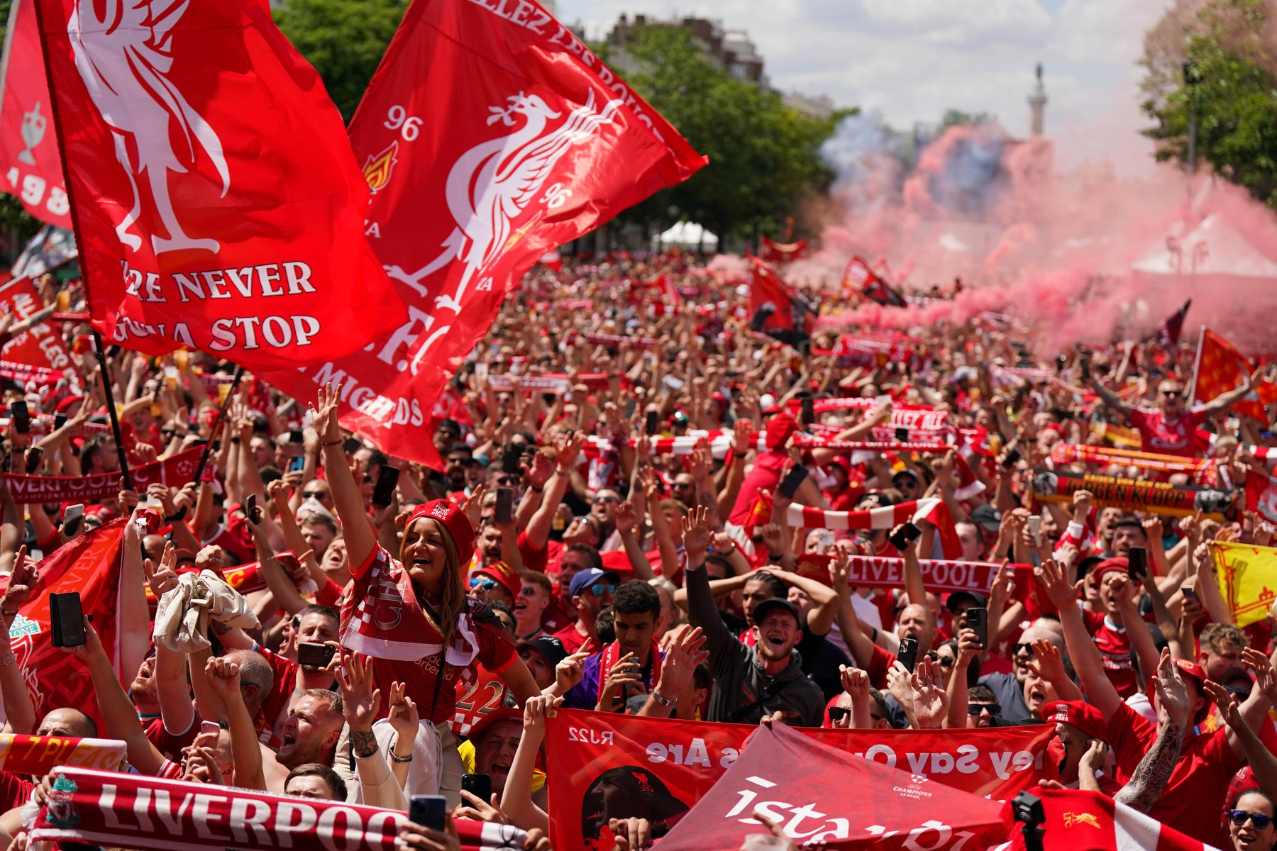 Spectacol înaintea finalei Champions League! Fanii lui Liverpool au luat cu asalt străzile din Paris