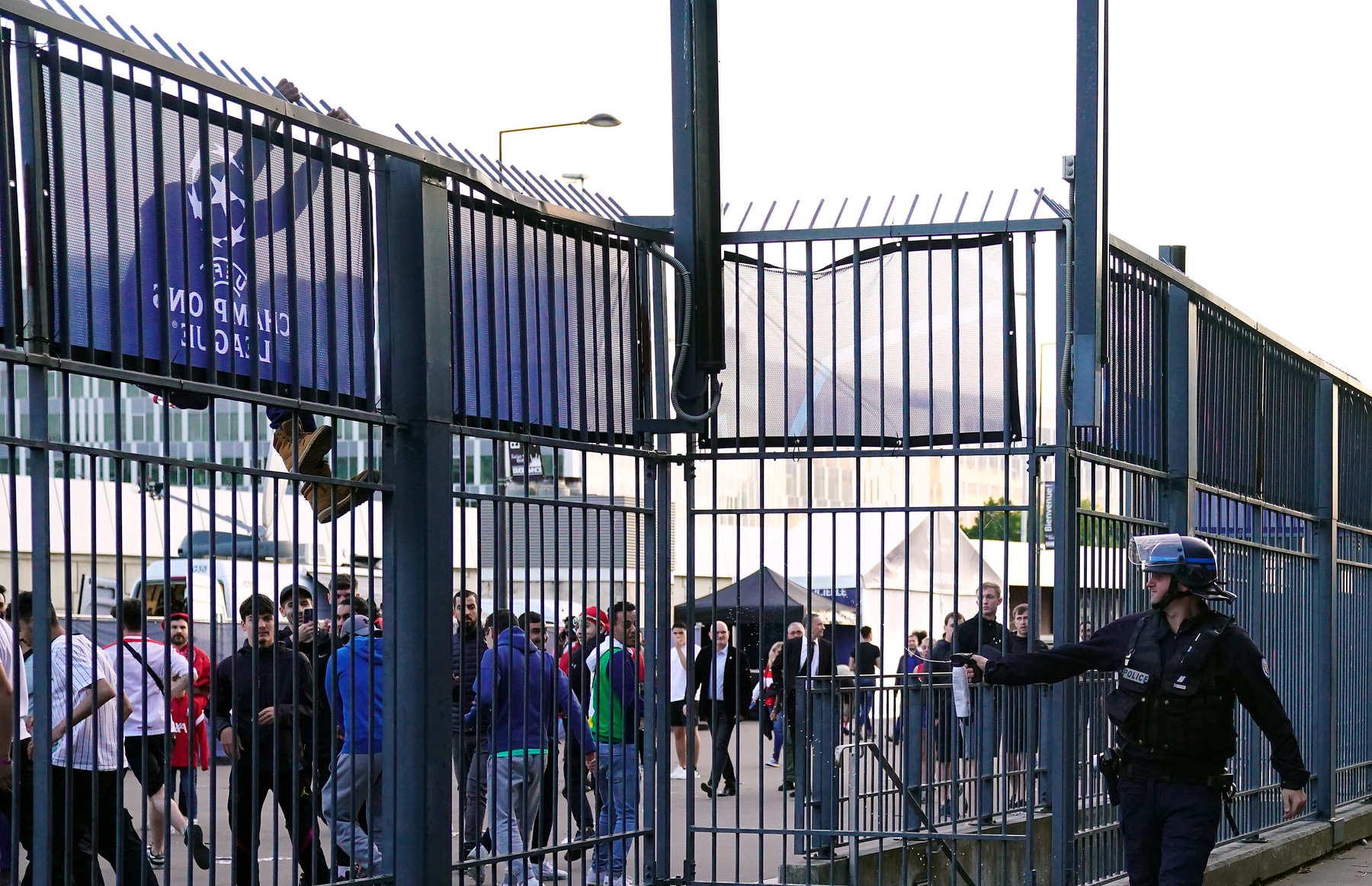 Fratele unui jucător de la Liverpool, în mijlocul incidentelor de la Paris! Dezvăluiri de la fața locului