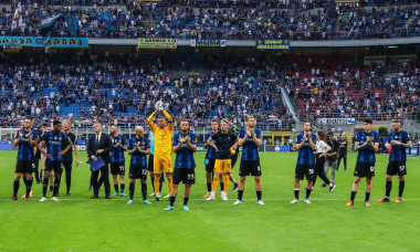 Milan, Italy. 22nd May, 2022. Players of FC Internazionale greet the fans during the Serie A 2021/22 football match between FC Internazionale and UC Sampdoria at Giuseppe Meazza Stadium, Milan, Italy on May 22, 2022 Credit: Independent Photo Agency/Alamy