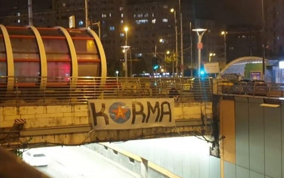 Mesaje ironice din partea suporterilor Stelei după retrogradarea lui Dinamo! Ce bannere au afișat prin București