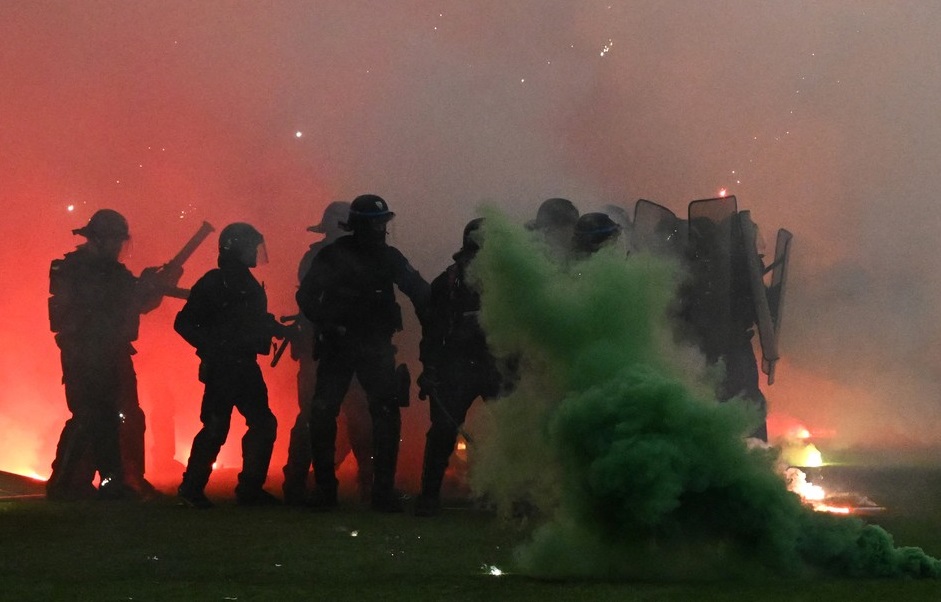 Haos pe stadionul lui St. Etienne, după retrogradarea în Ligue 2. Fanii au invadat terenul pentru a-i pedepsi pe jucători