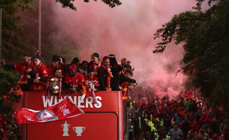 Liverpool și-a scos fanii în stradă la doar câteva ore după finala UCL! Imagini spectaculoase de la parada trofeelor