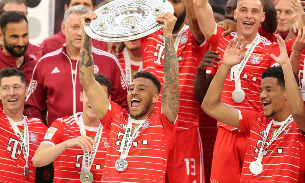 firo: Fuvuball: Soccer: 08.05.2022 1st Bundesliga, 1st League season 2021/2022 33rd matchday FC Bayern Mvnchen, Munich - VfB Stuttgart Corentin Tolisso with championship trophy, award ceremony, German Champion