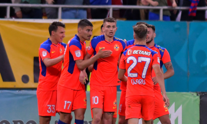 Iulian Cristea, alături de coechipierii de la FCSB / Foto: Sport Pictures