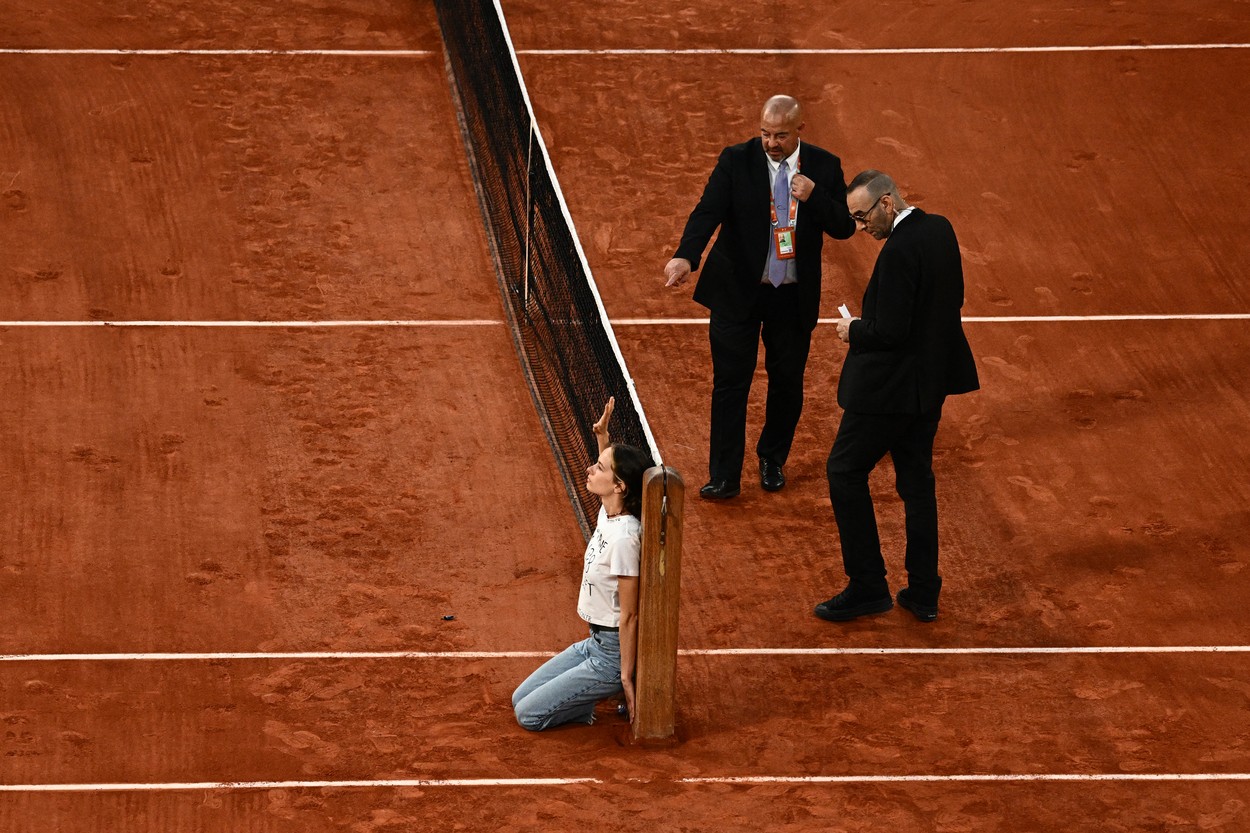 Cine este femeia care s-a legat de fileu la Roland Garros și cum și-a explicat gestul. Scenele fără precedent