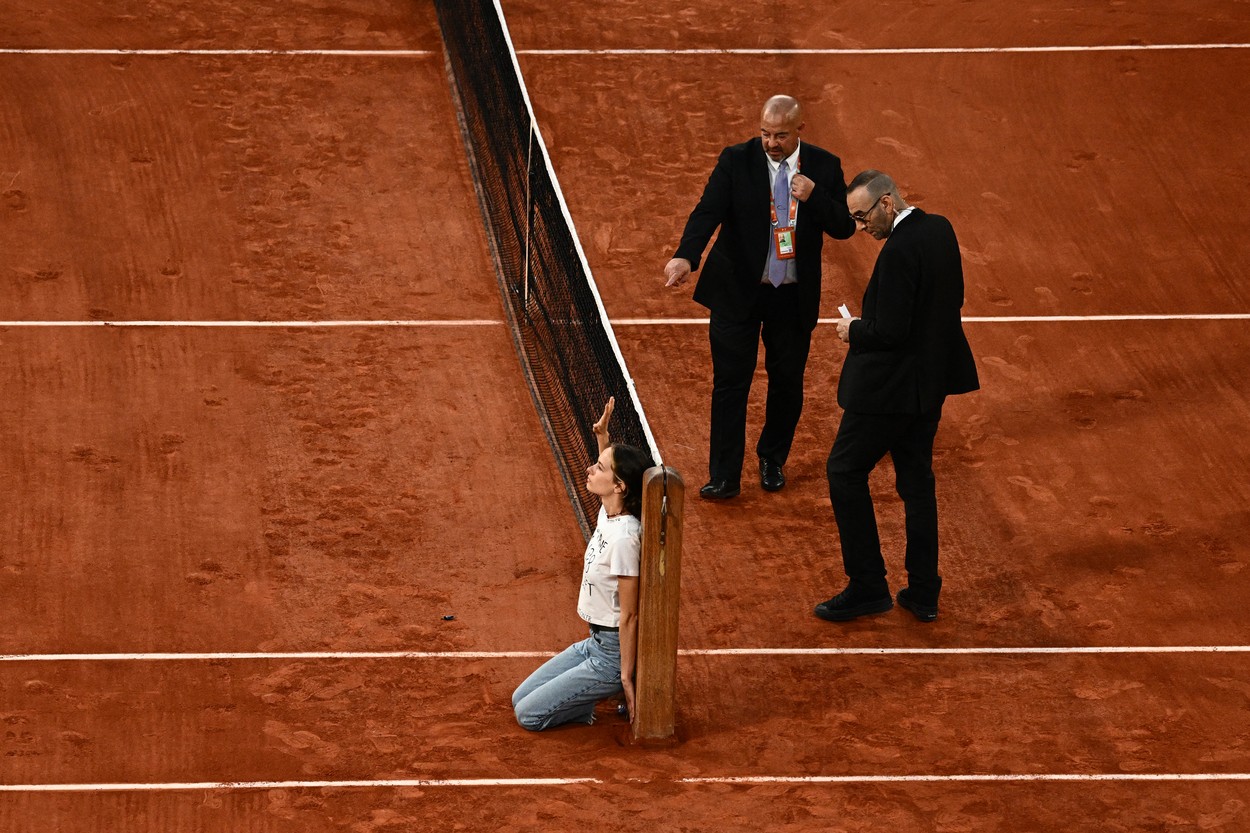 Moment fără precedent la Roland Garros! O femeie s-a legat de fileu în timpul semifinalei Ruud - Cilic. Ce mesaj a transmis