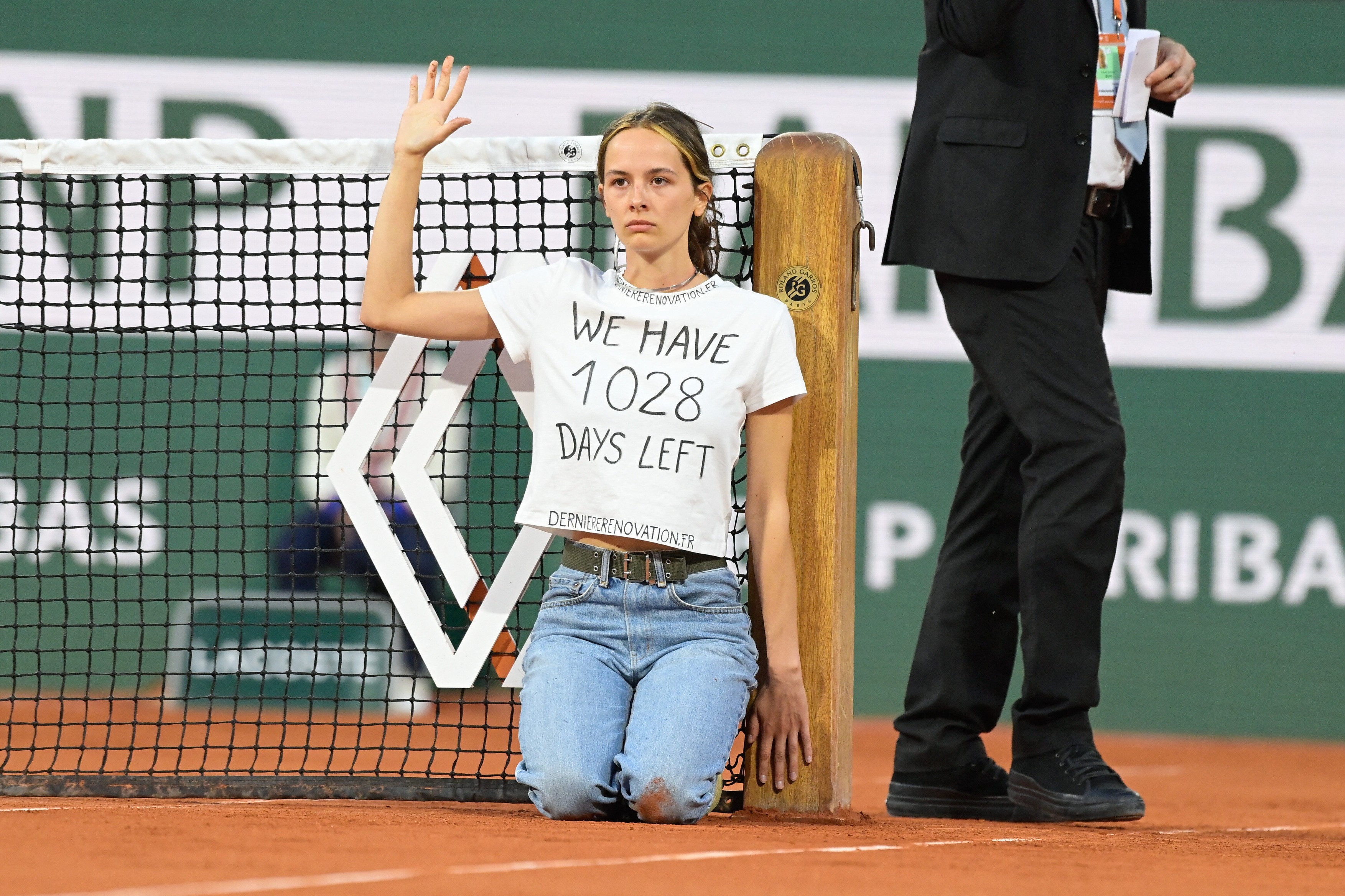 Prin ce a trecut Alizee, tânăra care s-a legat de fileu la Roland Garros, după momentul fără precedent de la Paris