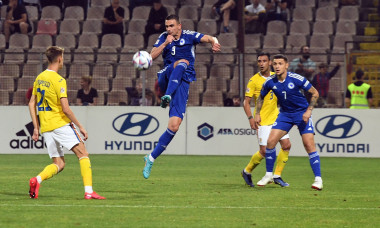 Smail Prevljak și Octavian Popescu, în meciul Bosnia - România / Foto: Profimedia