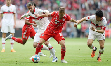 firo: Fuvuball: Soccer: 08.05.2022 1.Bundesliga, season 2021/2022 33.matchday FC Bayern Mvnchen - VfB Stuttgart Atakan Karazor, VfB Stuttgart, VfB, Stuttgart, Joshua Kimmich, FC Bayern Mvnchen, FCB, Bayern, FC Bayern, Wataru Endo, full figure,