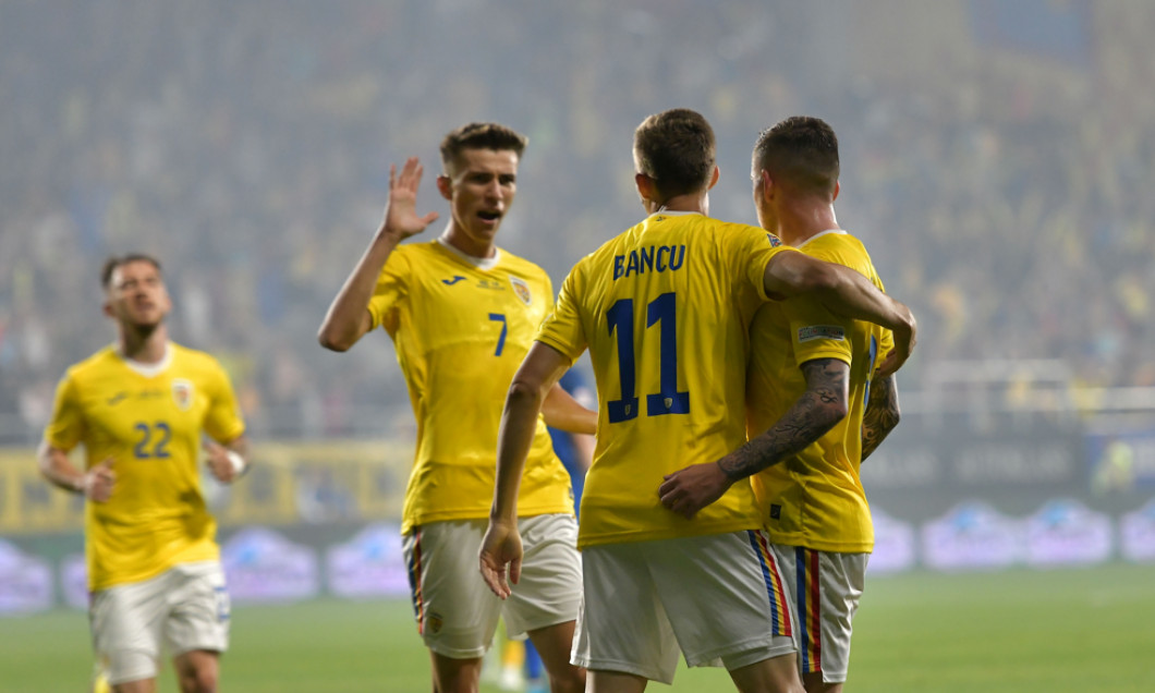 Octavian Popescu, Nicușor Bancu și Alexandru Cicâldău, în meciul România - Finlanda / Foto: Sport Pictures