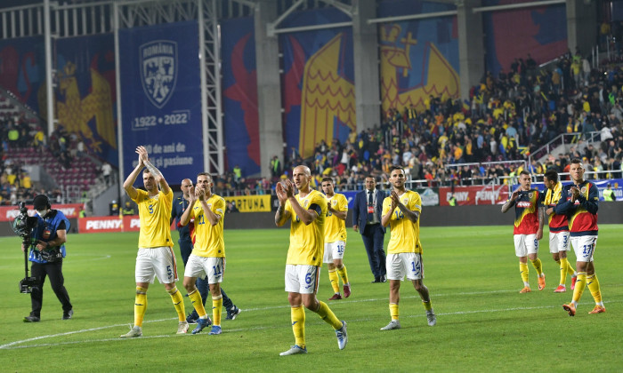 Fotbalistii romani George Puscas, Nicusor Bancu, Vlad Chiriches si Marius Marin saluta suporterii dupa meciul de fotbal