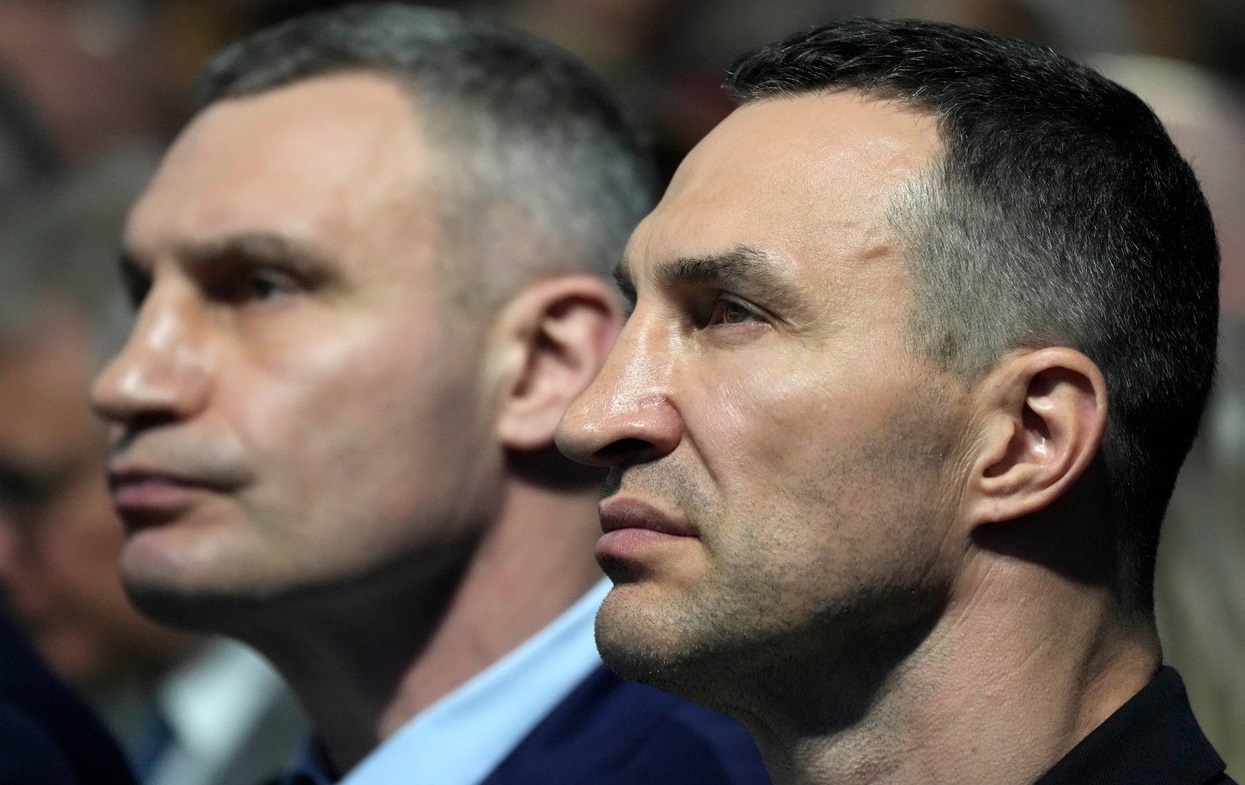 Wladimir Klitschko a pus la zid o legendă a boxului pentru legăturile cu Vladimir Putin: ”De partea cui ești?”