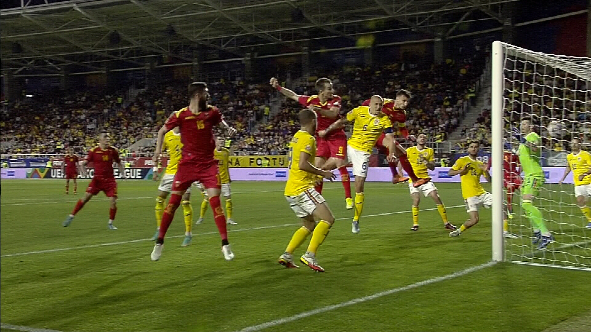 România - Muntenegru 0-3, ACUM. Mugosa face hat-trick-ul în Giulești. ”Tricolorii”, la pământ. Suporterii strigă ”Demisia!”