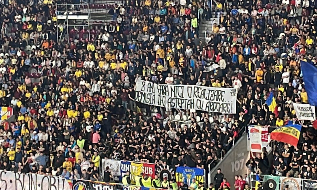 Mesajul afișat de suporterii echipei naționale la meciul cu Muntenegru / Foto: Digi Sport