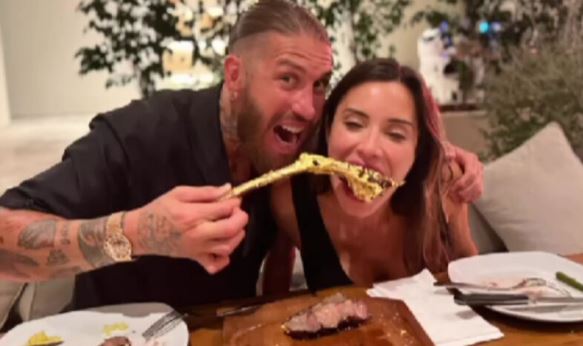 Sergio Ramos și Pilar Rubio, criticați după ce au mâncat o friptură învelită în aur de 24 de carate! Cât a costat meniul de lux