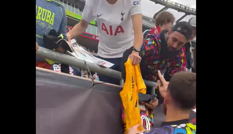 Reacția virală a noului portar de la Arsenal, în momentul în care un suporter al rivalei i-a cerut autograf: ”Dezgustător”