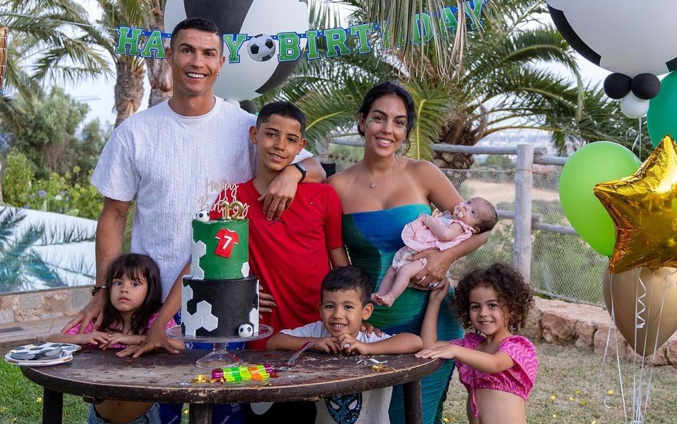 Cristiano Ronaldo și-a sărbătorit fiul cel mare în vacanța din Mallorca. Tortul li se potrivește de minune amândurora