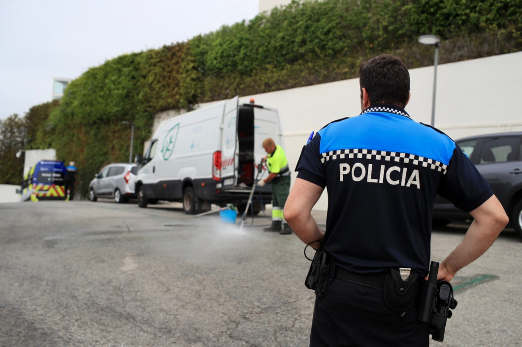 EXCLUSIVE: Spanish Police And Cleaning Crew Clean Up Graffiti Outside Sharikas House In Barcelona