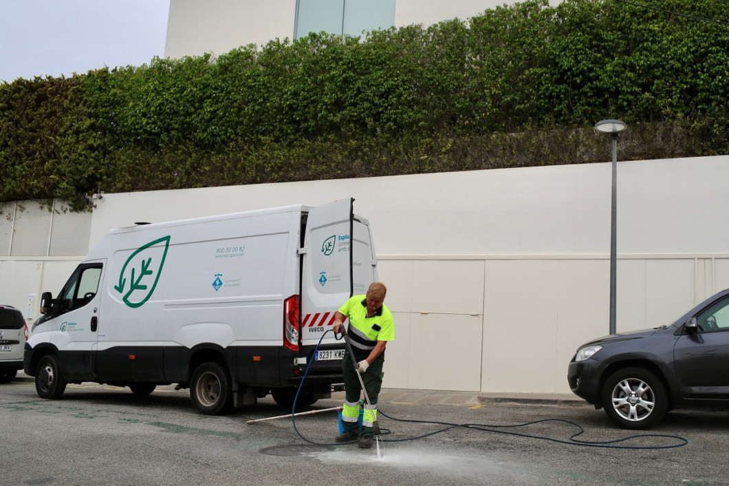 EXCLUSIVE: Spanish Police And Cleaning Crew Clean Up Graffiti Outside Sharikas House In Barcelona