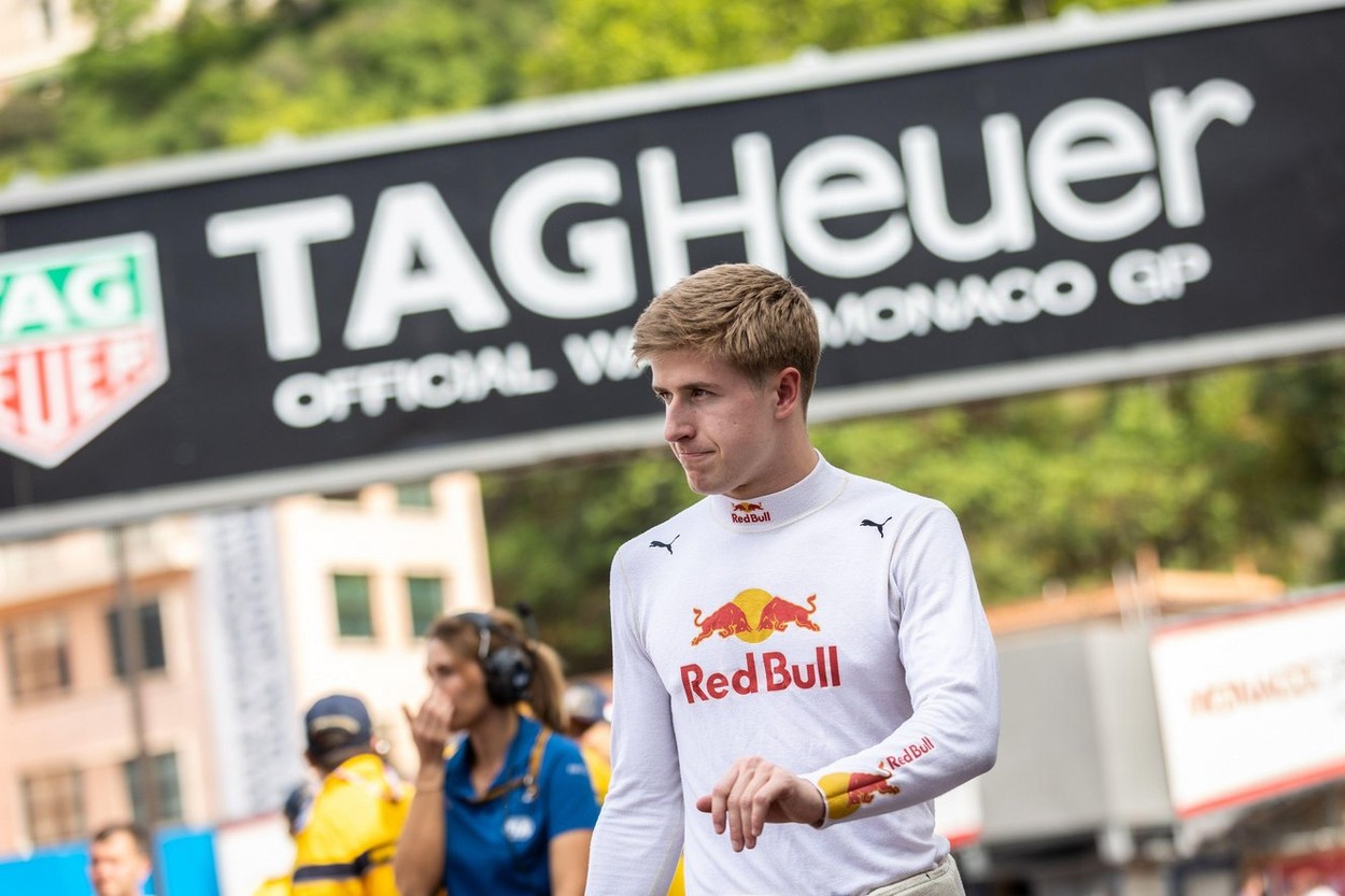 Controversă în Formula 1! Pilotul de rezervă de la Red Bull, suspendat pentru rasism