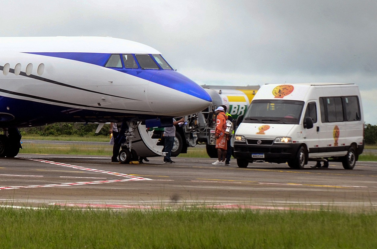 A venit confirmarea: avionul cu Neymar, Bruna şi Rafaella a aterizat de urgenţă, dar jucătorul a continuat rapid drumul