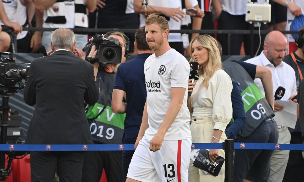 Seville, Spain. 18th May, 2022. The injured Martin HINTEREGGER (F) during interviews before the game, Soccer Europa League Final 2022, Eintracht Frankfurt (F) - Glasgow Rangers (RFC), on May 18th, 2022 in Seville/ Spain Credit: dpa/Alamy Live News