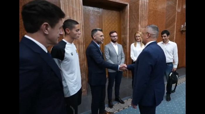David Popovici, dublu campion mondial la natație, și Nicolae Ciucă, premierul României / Foto: Captură Youtube Guvernul României