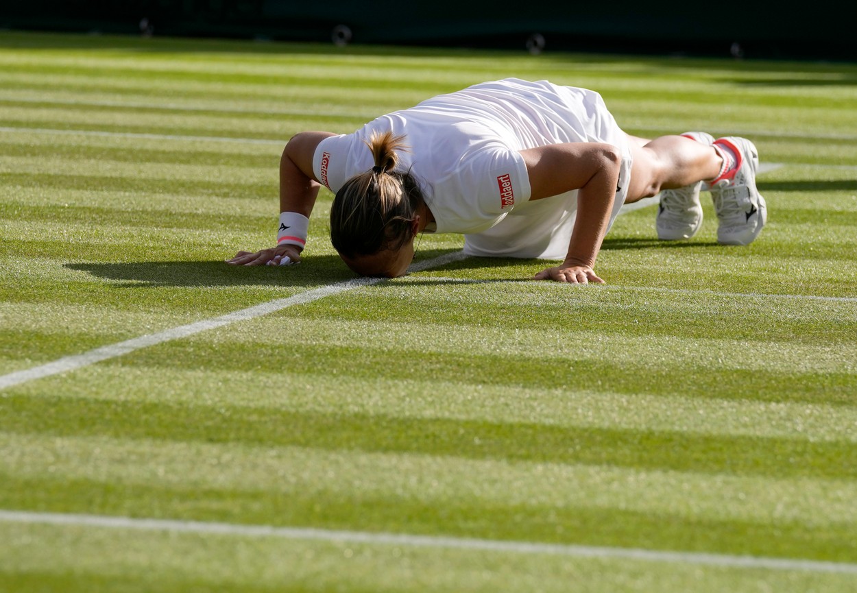 Momente unice la Wimbledon. Ce s-a întâmplat după ce adversara Simonei Halep a început să plângă și s-a întins pe gazon