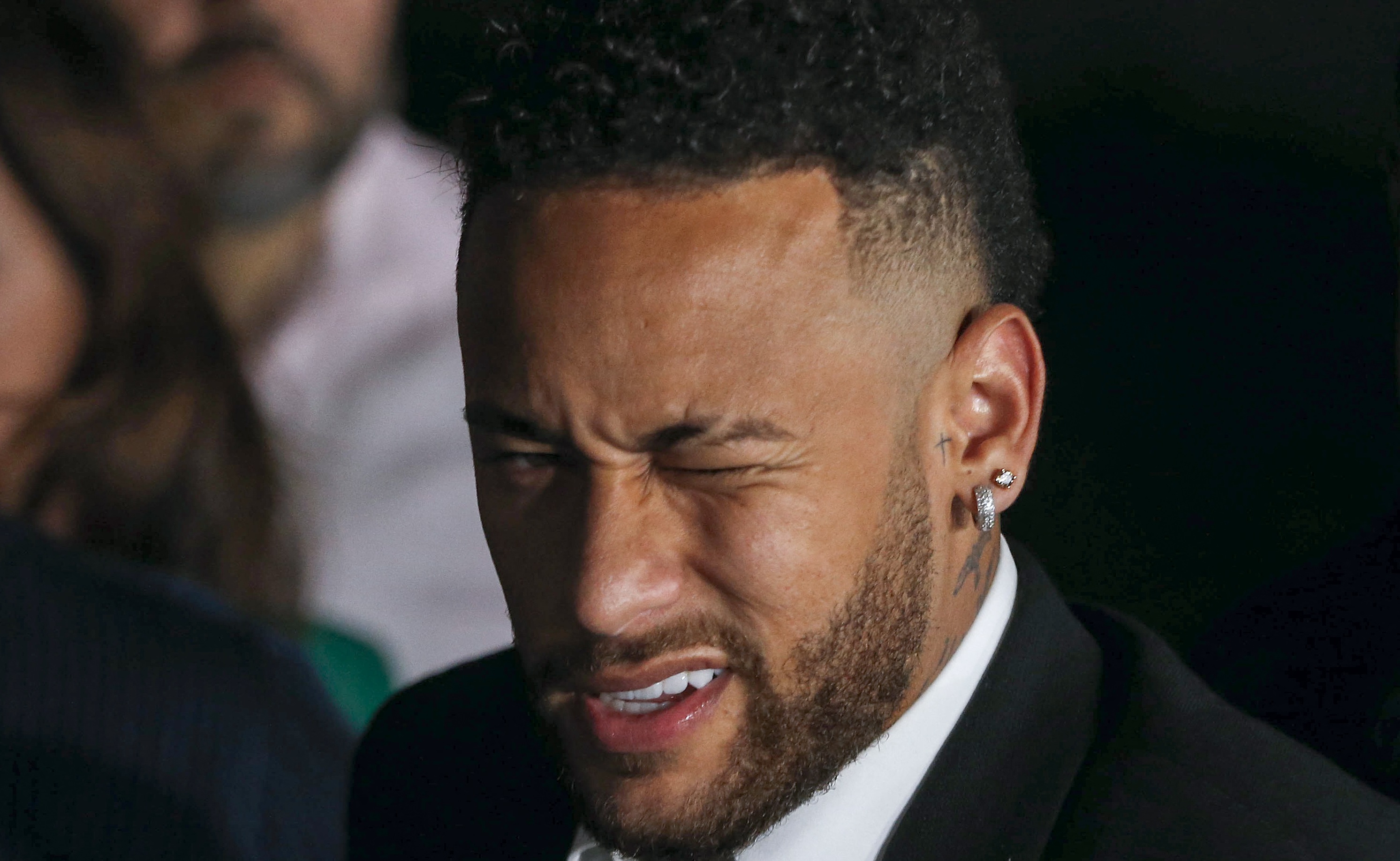 Neymar face "scheme" și fără minge: de ce și-a prelungit contractul cu PSG până în 2027, deși caută să se transfere