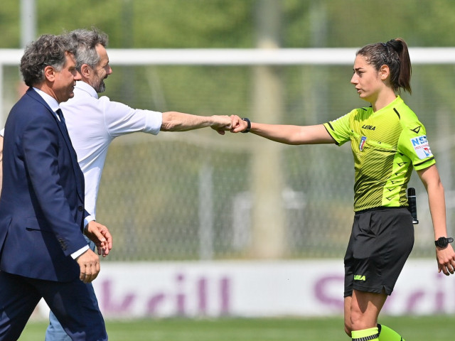 Ha fatto la storia!  La prima donna ad arbitrare una partita di Serie A