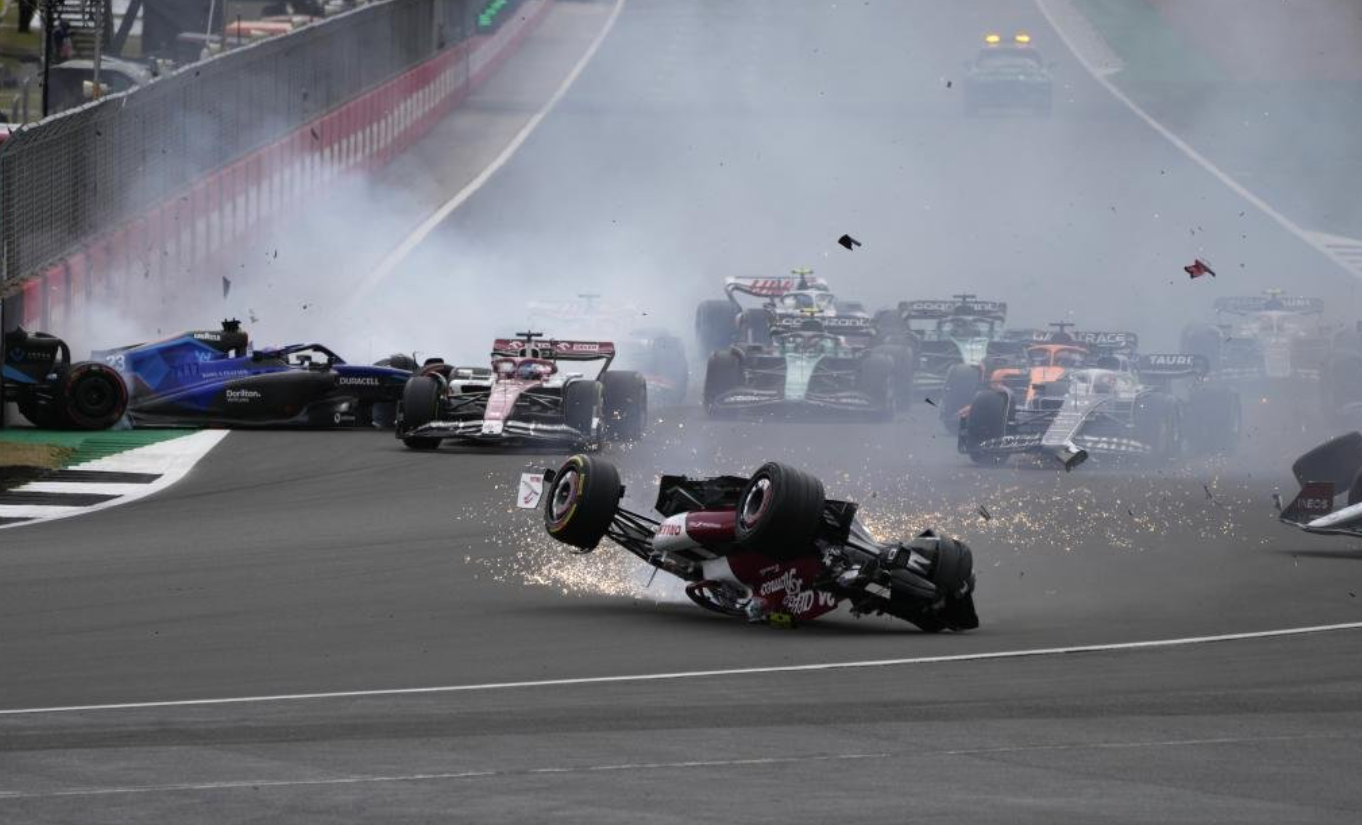 Accident teribil în primul viraj al Marelui Premiu de Formula 1 din Marea Britanie. A fost ridicat steagul roșu