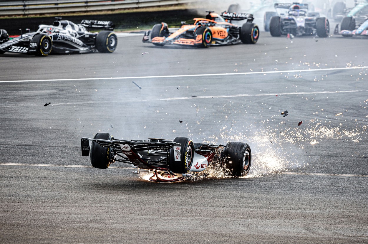 Imaginea care arată cât de aproape Formula 1 a fost de o tragedie, după accidentul de la Silverstone