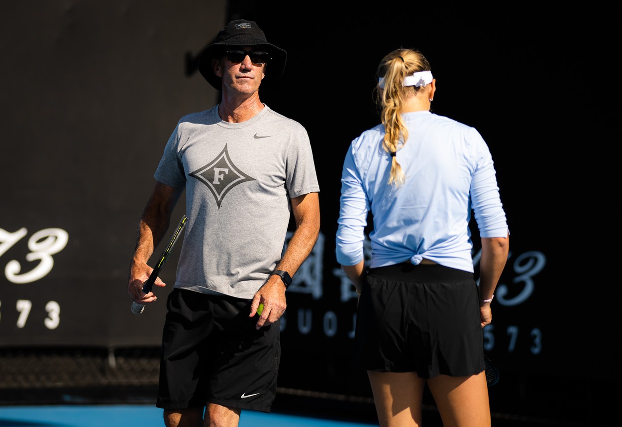 Darren Cahill, surprins în timp ce îi dădea sfaturi Amandei Anisimova înaintea meciului cu Simona Halep