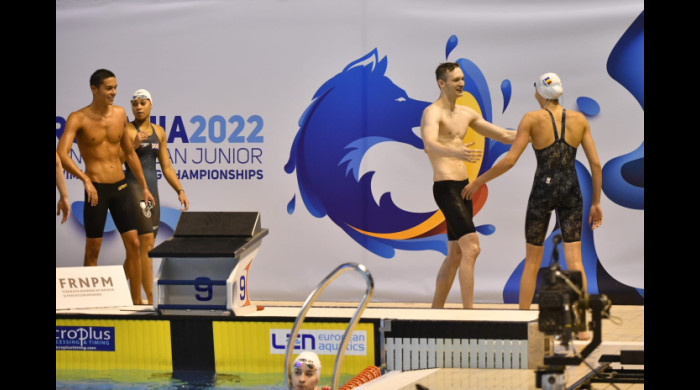 Echipa de ștafetă mixtă a României la Campionatul European de înot pentru juniori de la Otopeni / Foto: Facebook @FRNPM